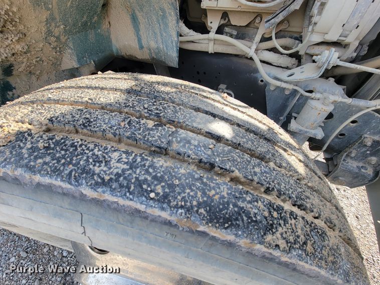 image for item HG9383 1999 International 4700  utility / service truck