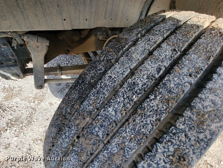 image for item HG9383 1999 International 4700  utility / service truck