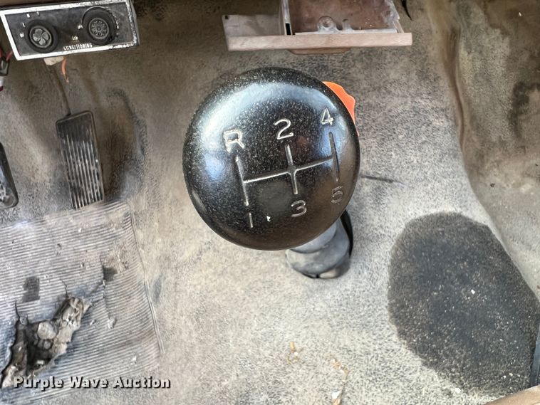 image for item ID9478 1988 Ford F700  dump truck