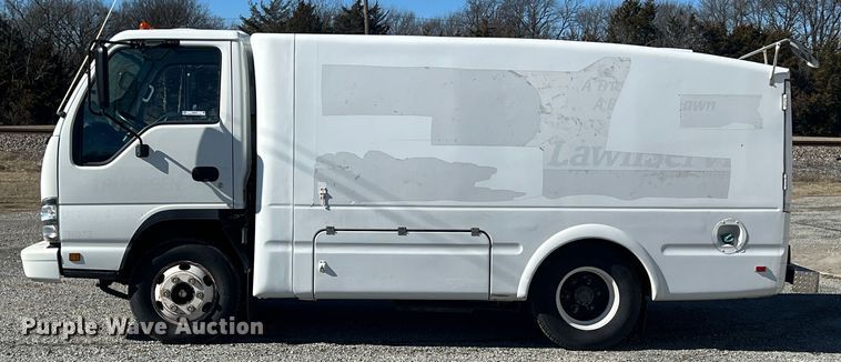 image for item ID9479 2007 Isuzu NPR  sprayer truck