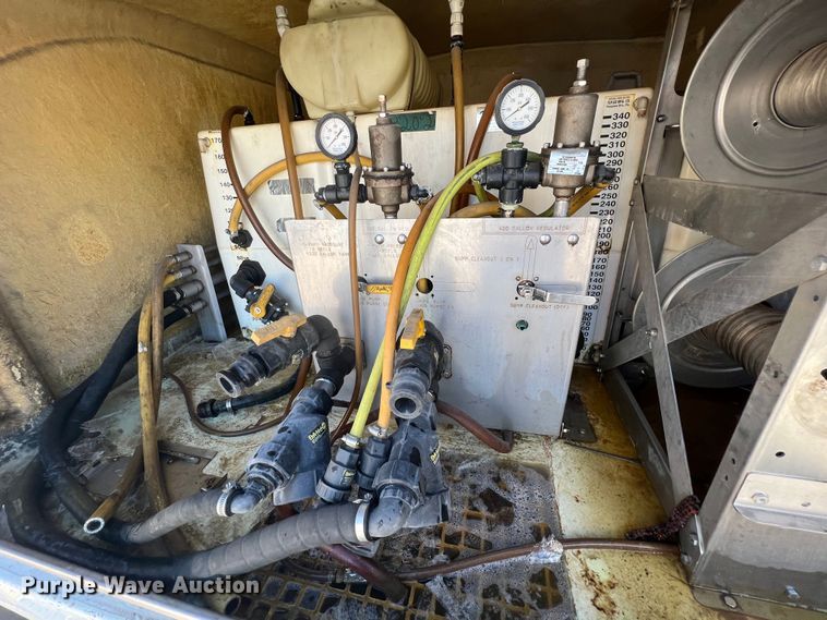 image for item ID9479 2007 Isuzu NPR  sprayer truck