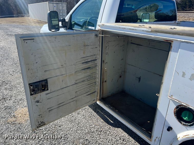 image for item ID9480 2007 Chevrolet 3500HD  utility bed pickup truck