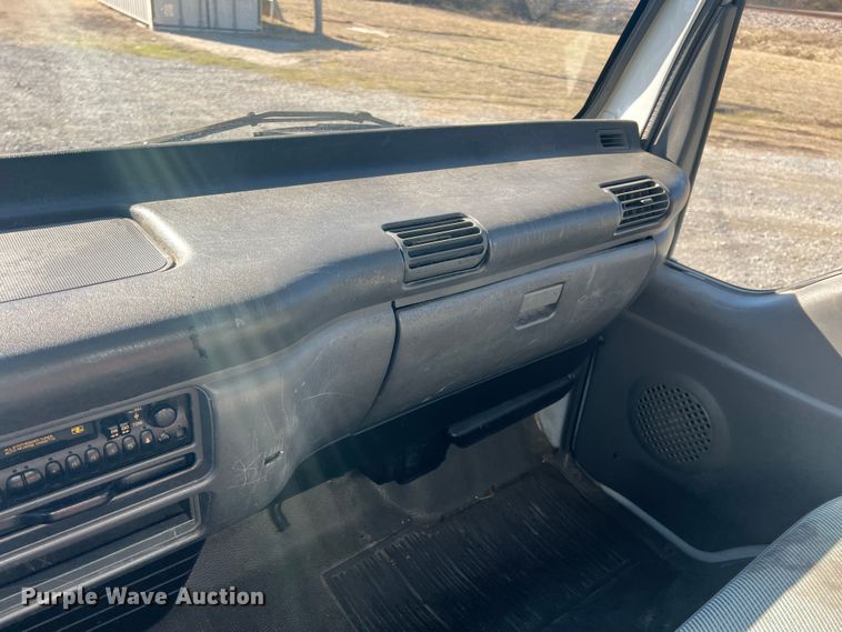 image for item ID9481 1999 GMC W4500  box truck