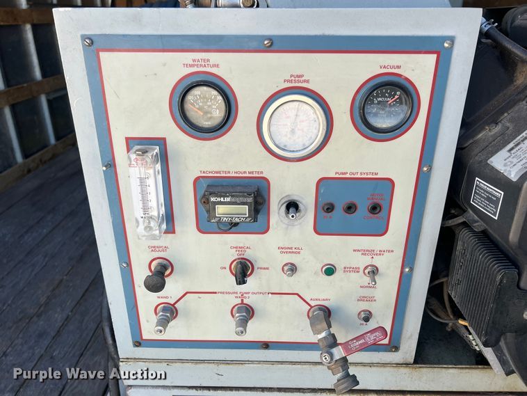 image for item ID9481 1999 GMC W4500  box truck