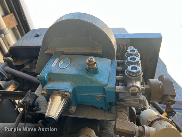 image for item ID9481 1999 GMC W4500  box truck