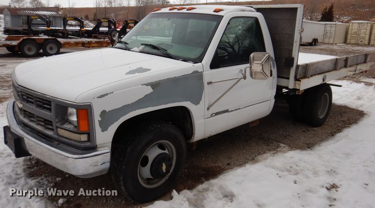 image for item IO9332 2000 Chevrolet C3500  flatbed pickup truck