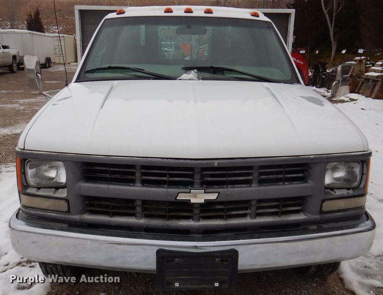 image for item IO9332 2000 Chevrolet C3500  flatbed pickup truck