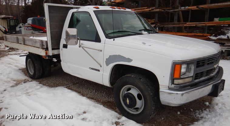 image for item IO9332 2000 Chevrolet C3500  flatbed pickup truck