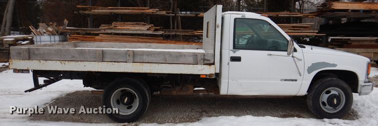 image for item IO9332 2000 Chevrolet C3500  flatbed pickup truck