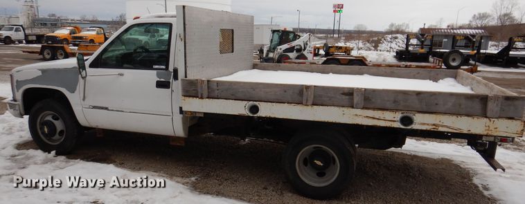 image for item IO9332 2000 Chevrolet C3500  flatbed pickup truck