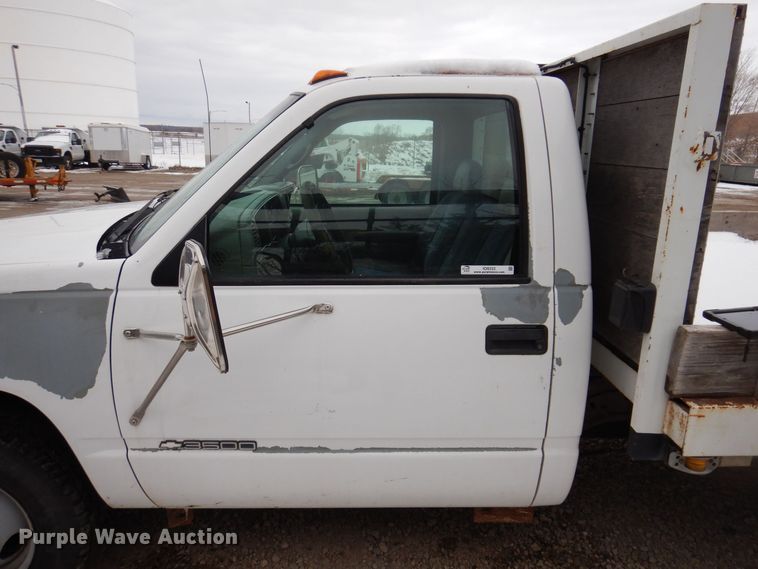 image for item IO9332 2000 Chevrolet C3500  flatbed pickup truck