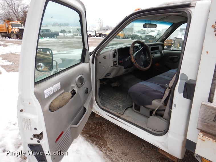 image for item IO9332 2000 Chevrolet C3500  flatbed pickup truck