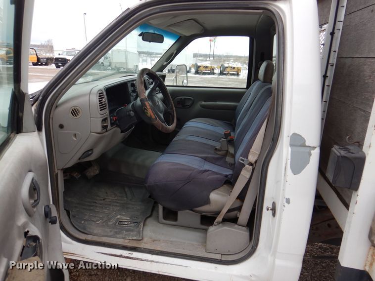 image for item IO9332 2000 Chevrolet C3500  flatbed pickup truck