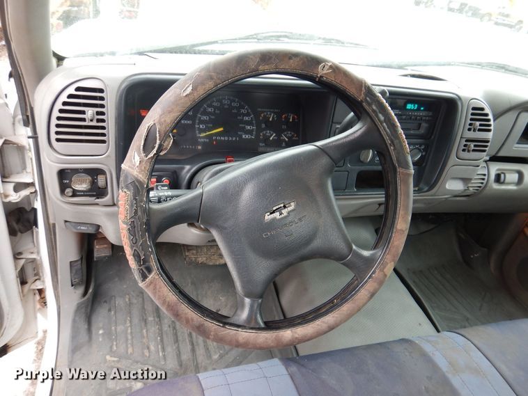 image for item IO9332 2000 Chevrolet C3500  flatbed pickup truck