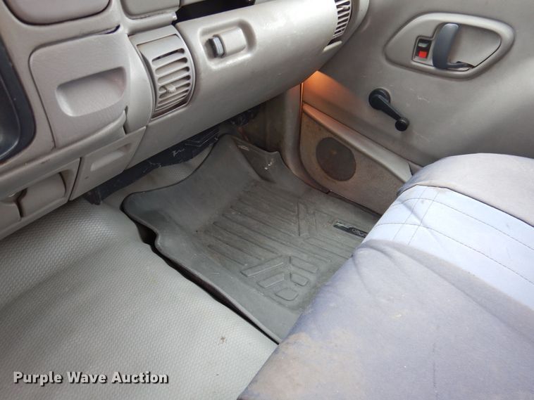 image for item IO9332 2000 Chevrolet C3500  flatbed pickup truck