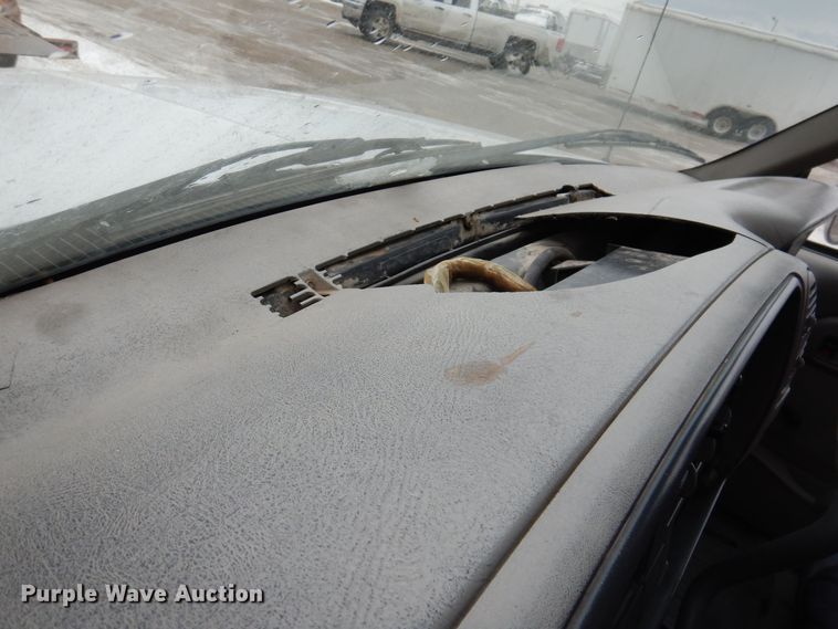 image for item IO9332 2000 Chevrolet C3500  flatbed pickup truck