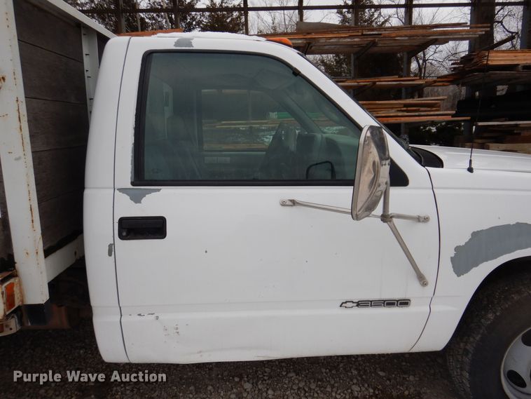 image for item IO9332 2000 Chevrolet C3500  flatbed pickup truck