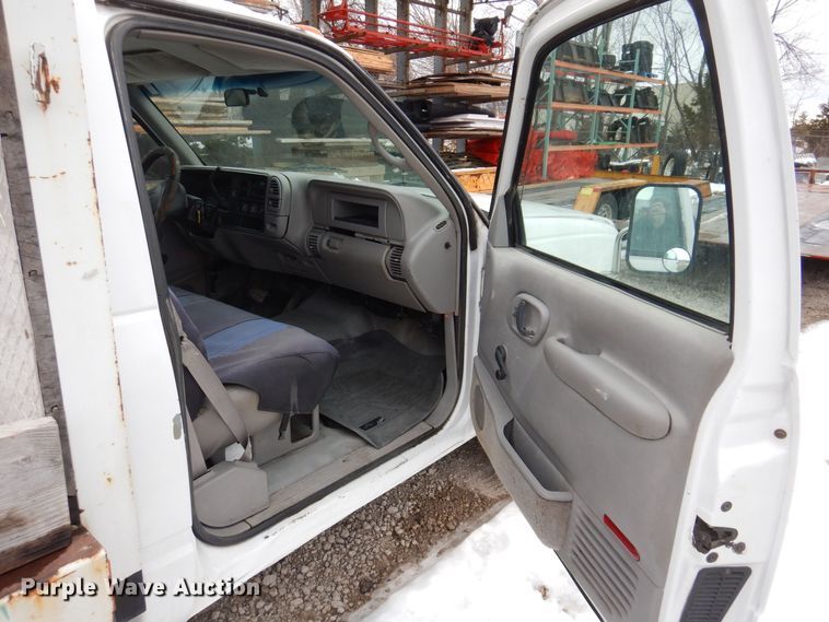 image for item IO9332 2000 Chevrolet C3500  flatbed pickup truck