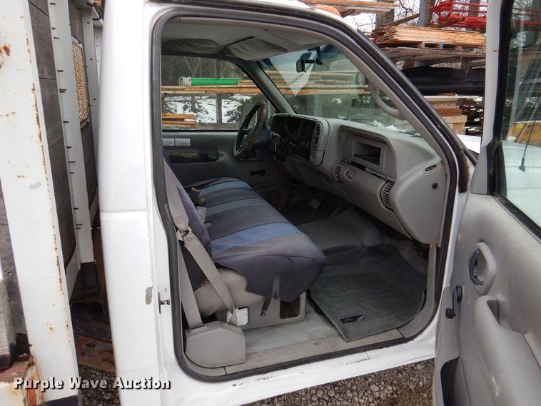 image for item IO9332 2000 Chevrolet C3500  flatbed pickup truck