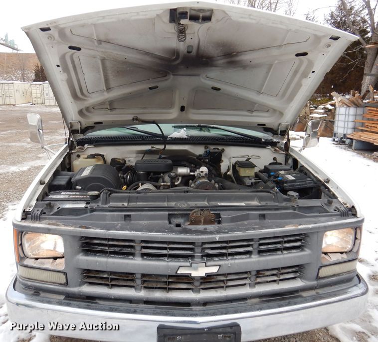 image for item IO9332 2000 Chevrolet C3500  flatbed pickup truck