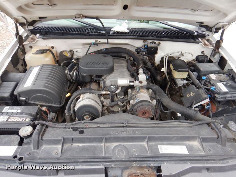 image for item IO9332 2000 Chevrolet C3500  flatbed pickup truck