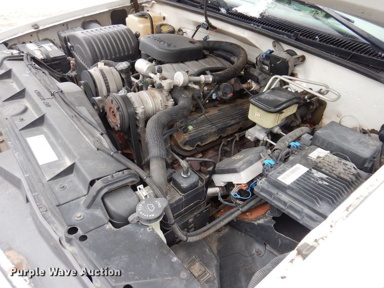 image for item IO9332 2000 Chevrolet C3500  flatbed pickup truck