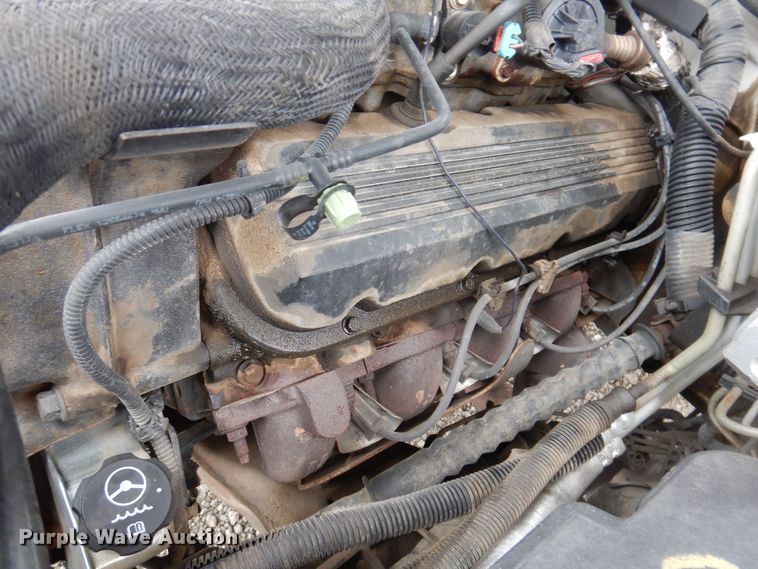 image for item IO9332 2000 Chevrolet C3500  flatbed pickup truck