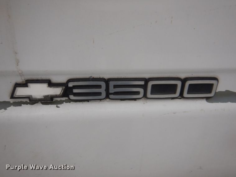 image for item IO9332 2000 Chevrolet C3500  flatbed pickup truck