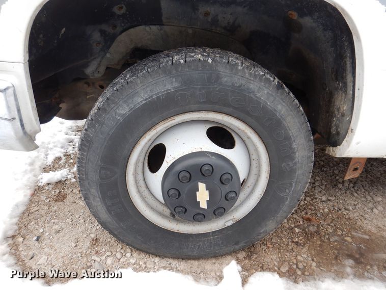 image for item IO9332 2000 Chevrolet C3500  flatbed pickup truck