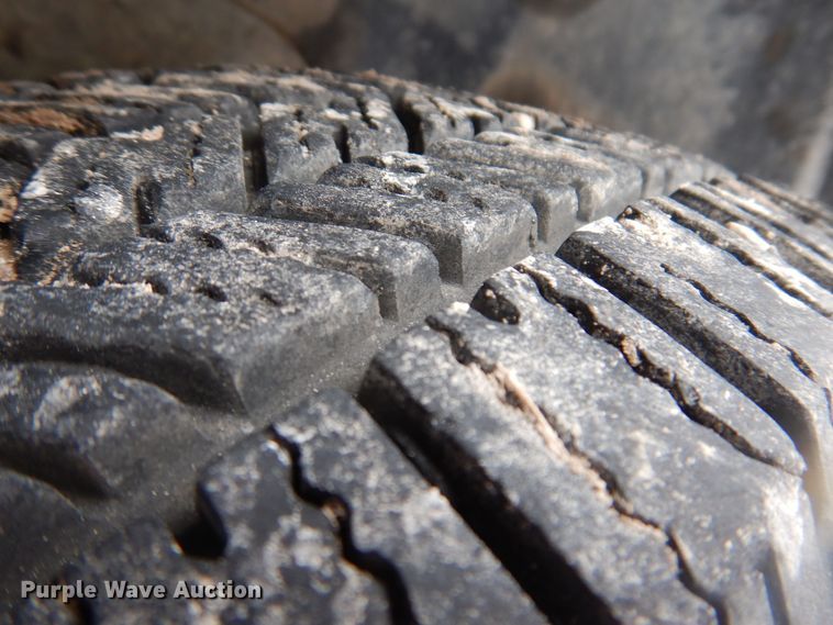 image for item IO9332 2000 Chevrolet C3500  flatbed pickup truck