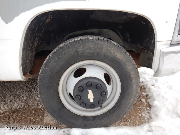 image for item IO9332 2000 Chevrolet C3500  flatbed pickup truck