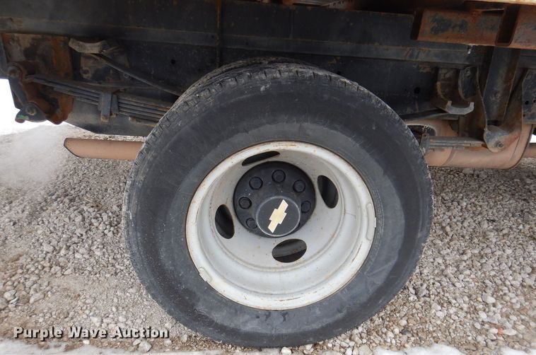 image for item IO9332 2000 Chevrolet C3500  flatbed pickup truck