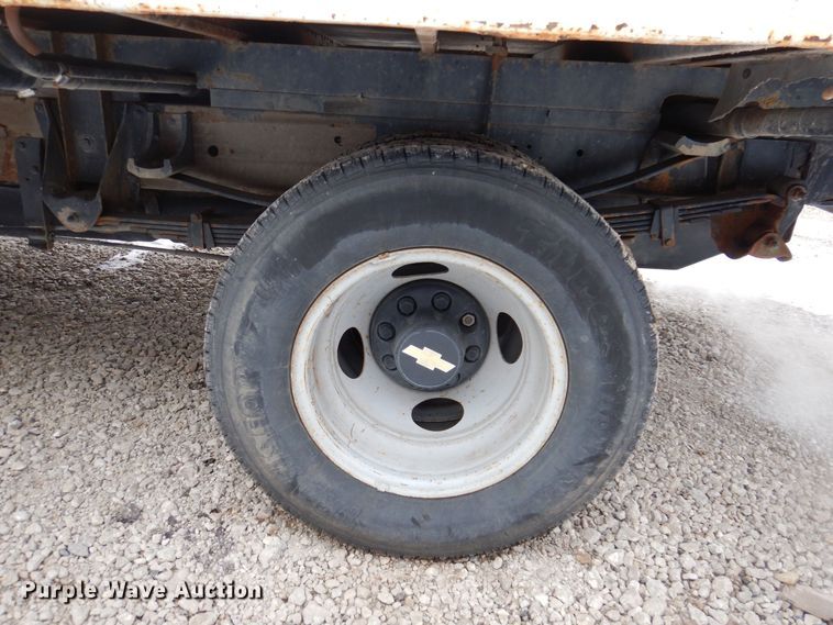 image for item IO9332 2000 Chevrolet C3500  flatbed pickup truck