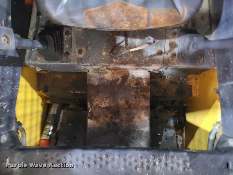 image for item JG9462 2000 New Holland LS180  skid steer loader