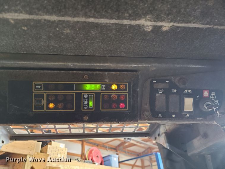 image for item JG9462 2000 New Holland LS180  skid steer loader