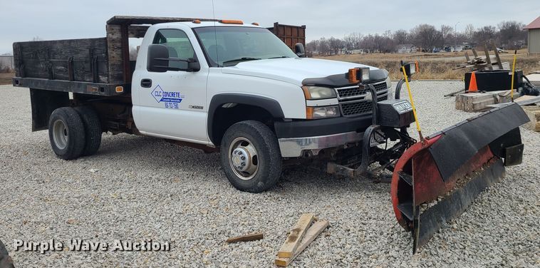 image for item JG9472 2005 Chevrolet Silverado 3500  dump bed pickup truck