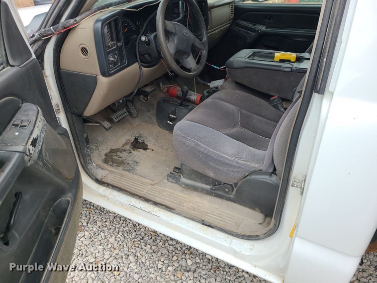 image for item JG9472 2005 Chevrolet Silverado 3500  dump bed pickup truck