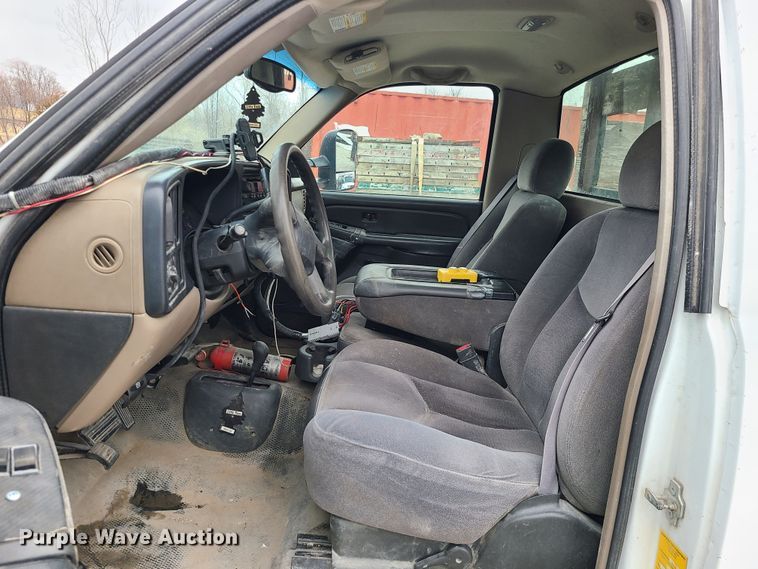 image for item JG9472 2005 Chevrolet Silverado 3500  dump bed pickup truck