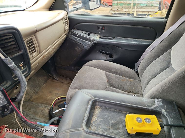 image for item JG9472 2005 Chevrolet Silverado 3500  dump bed pickup truck