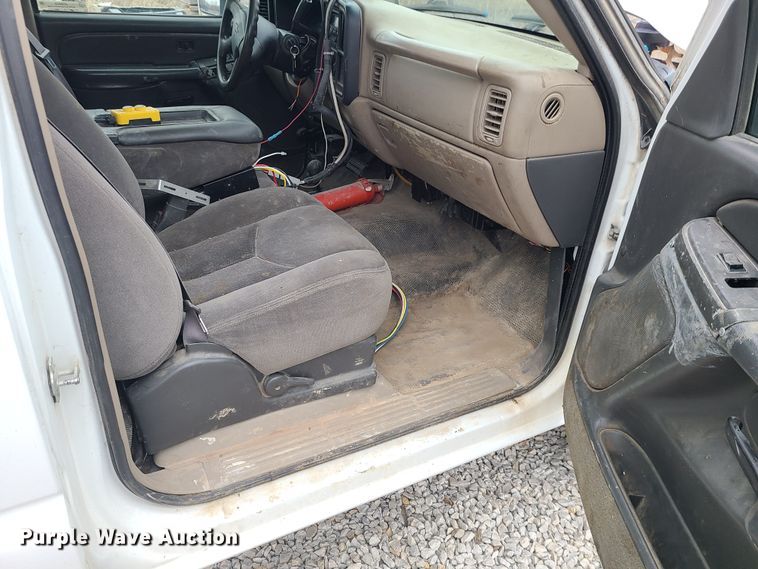 image for item JG9472 2005 Chevrolet Silverado 3500  dump bed pickup truck