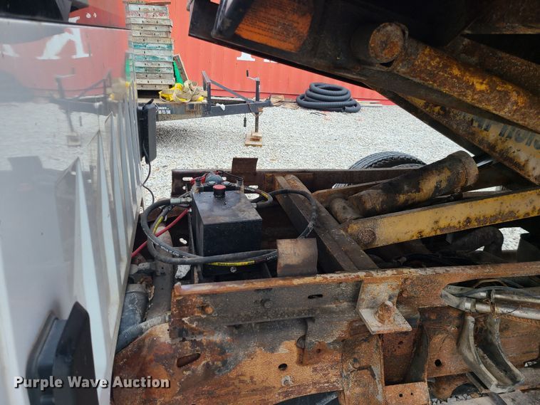 image for item JG9472 2005 Chevrolet Silverado 3500  dump bed pickup truck