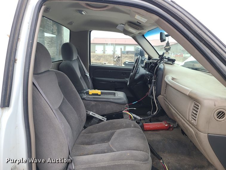 image for item JG9472 2005 Chevrolet Silverado 3500  dump bed pickup truck