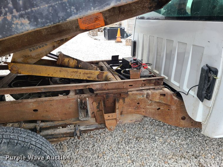 image for item JG9472 2005 Chevrolet Silverado 3500  dump bed pickup truck