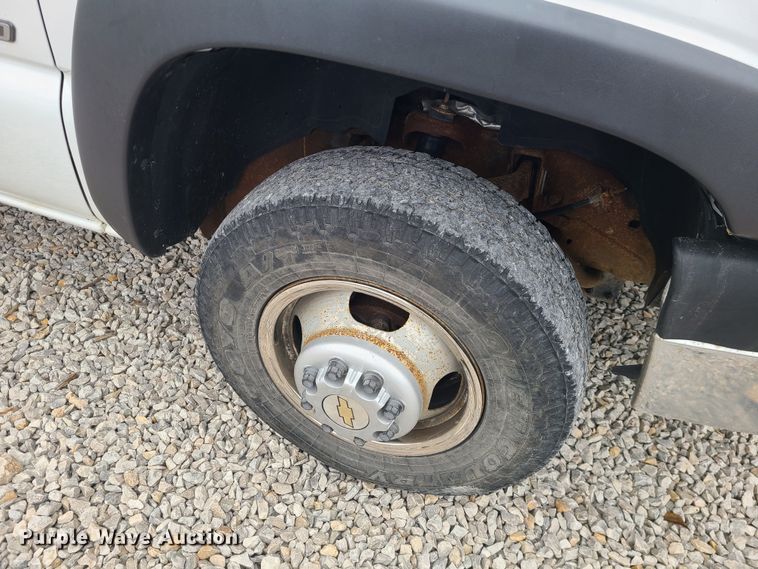 image for item JG9472 2005 Chevrolet Silverado 3500  dump bed pickup truck