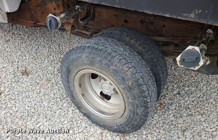 image for item JG9472 2005 Chevrolet Silverado 3500  dump bed pickup truck