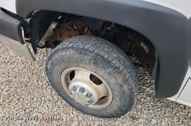 image for item JG9472 2005 Chevrolet Silverado 3500  dump bed pickup truck