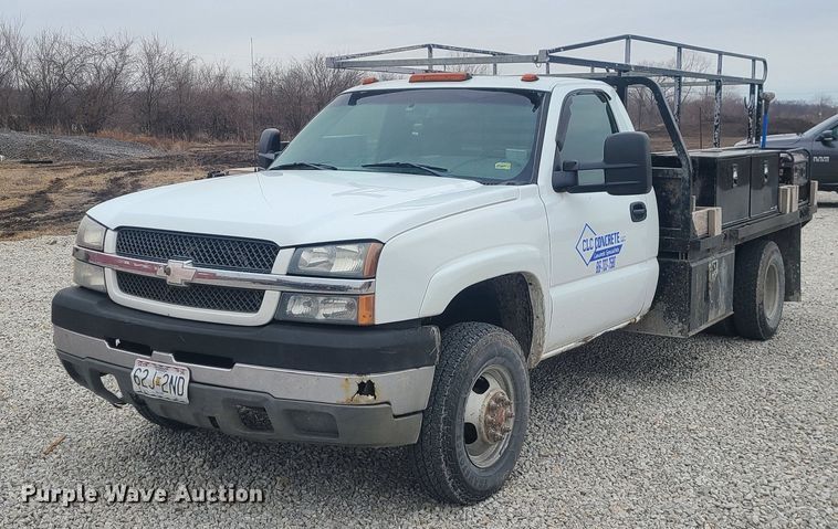 image for item JG9473 2003 Chevrolet Silverado 3500  flatbed pickup truck