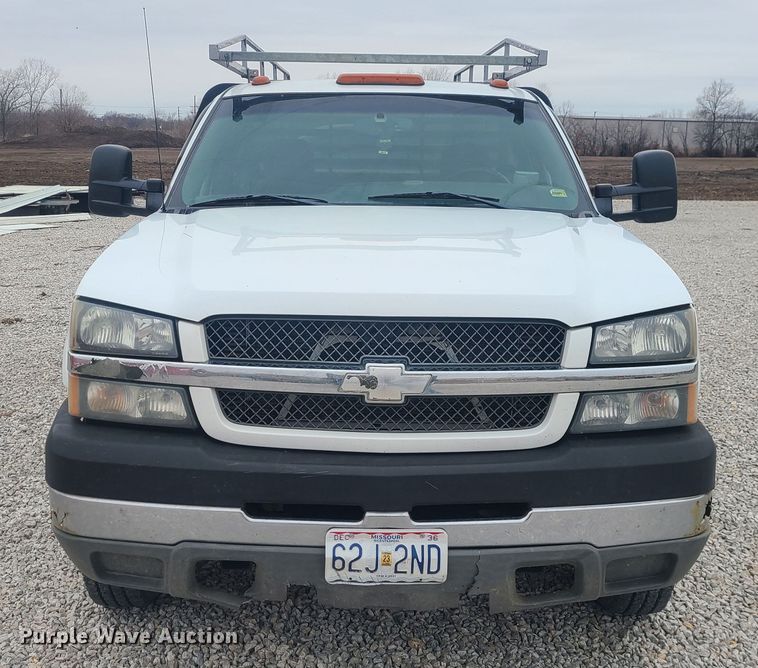 image for item JG9473 2003 Chevrolet Silverado 3500  flatbed pickup truck