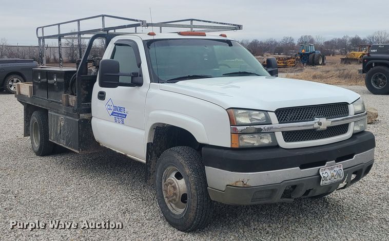 image for item JG9473 2003 Chevrolet Silverado 3500  flatbed pickup truck