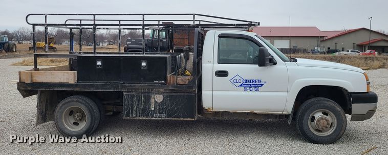 image for item JG9473 2003 Chevrolet Silverado 3500  flatbed pickup truck